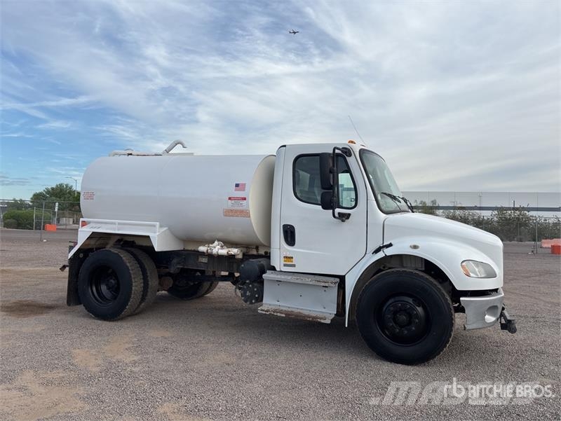 Freightliner M2 106 2000 gal 4x2 Water Truck Autocisterne