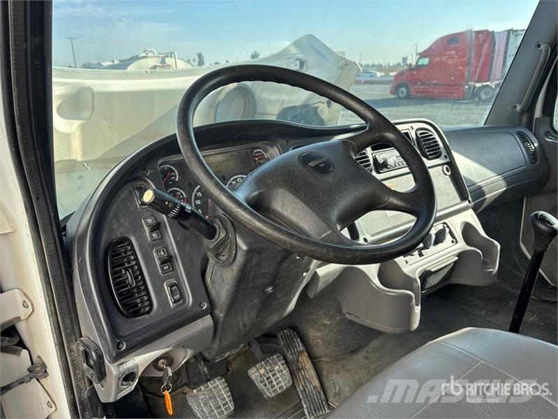 Freightliner M2 106 2000 gal 4x2 Water Truck Water tankwagens