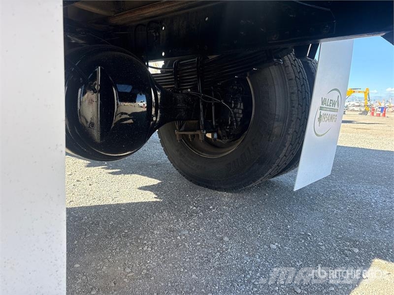 Freightliner M2 106 2000 gal 4x2 Water Truck Vandens sunkvežimiai
