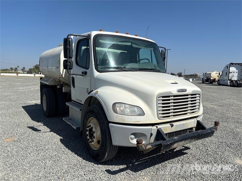 Freightliner M2 106 2000 gal 4x2 Water Truck Water tankwagens