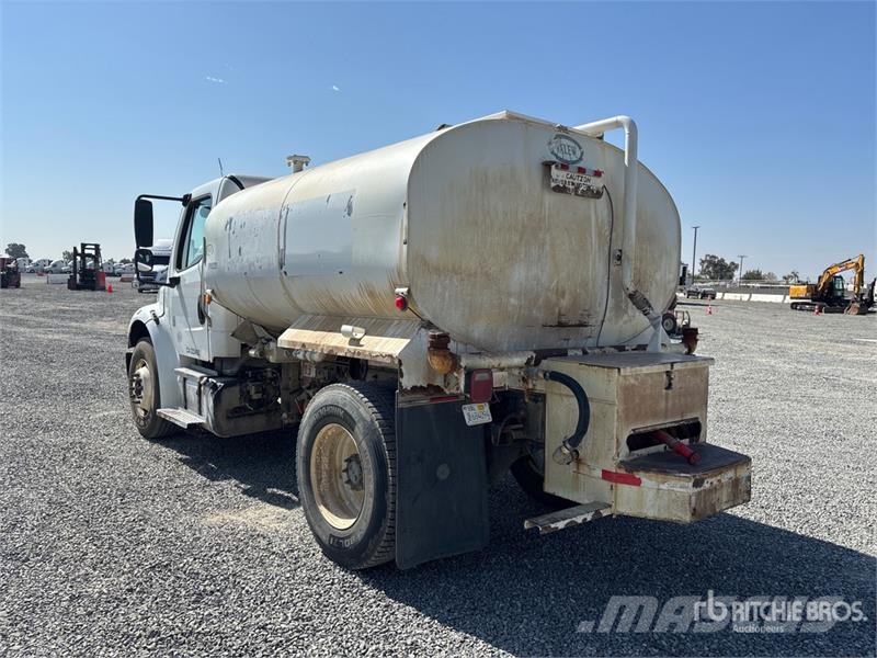 Freightliner M2 106 2000 gal 4x2 Water Truck Water tankwagens