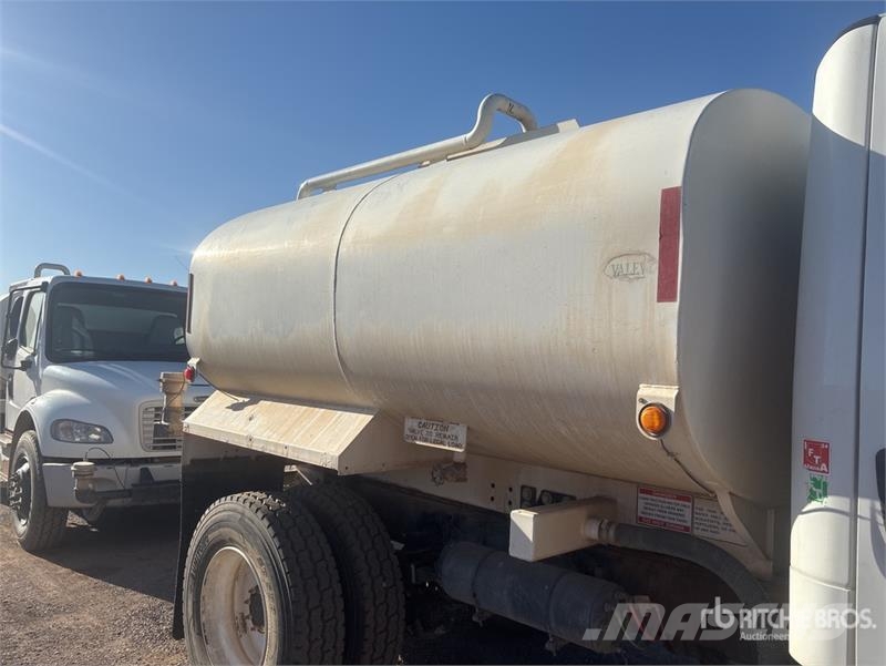 Freightliner M2 106 2000 gal 4x2 Water Truck صهاريج مياه