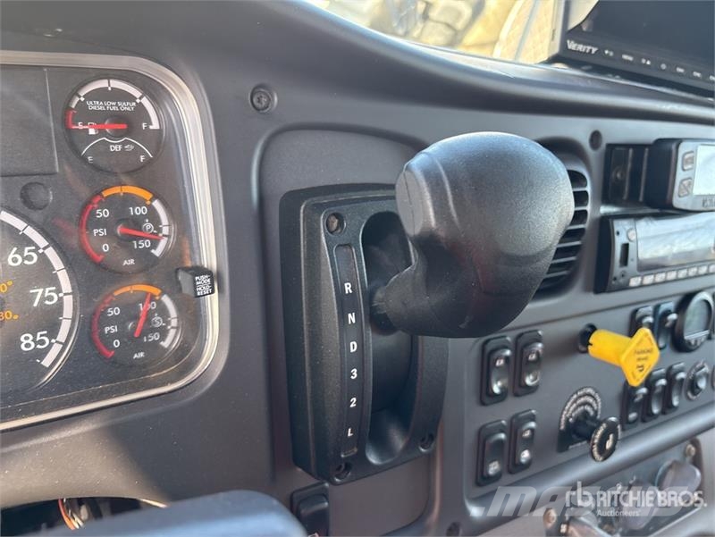 Freightliner M2 106 2000 gal 4x2 Water Truck 급수차