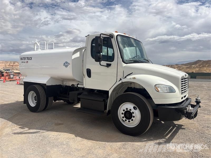 Freightliner M2 106 2000 gal 4x2 Water Truck Tovornjaki za vodo