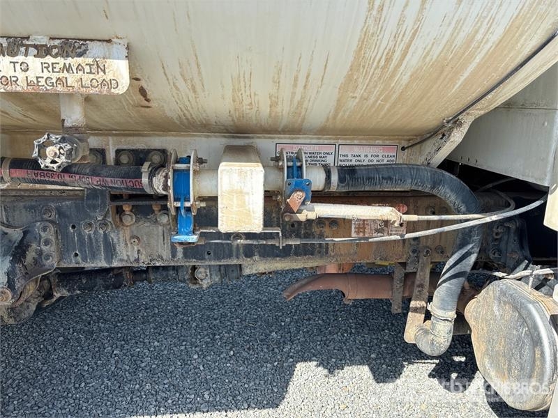 Freightliner M2 106 2000 gal 4x2 Water Truck Water tankwagens
