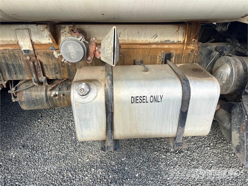 Freightliner M2 106 4000 gal 6x4 Water Truck صهاريج مياه