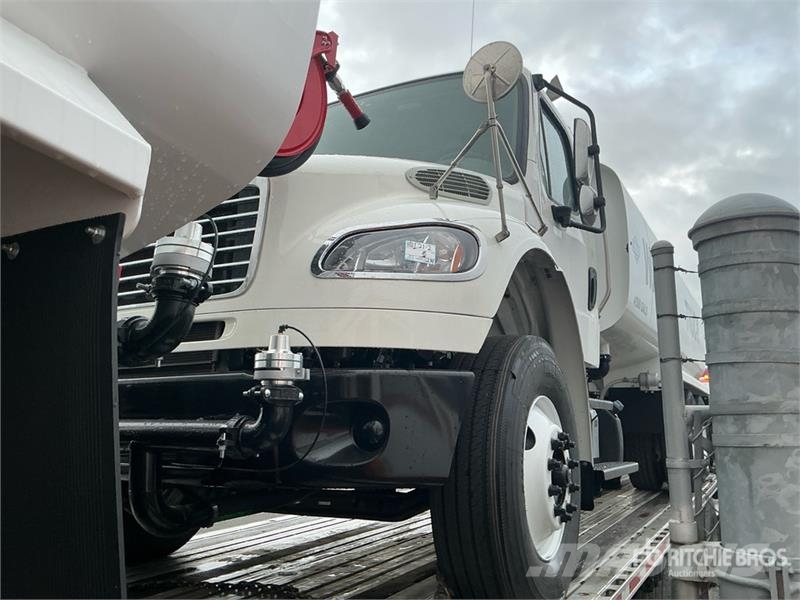 Freightliner M2 106 4500 gal 4x2 Water Truck Auto-tanques