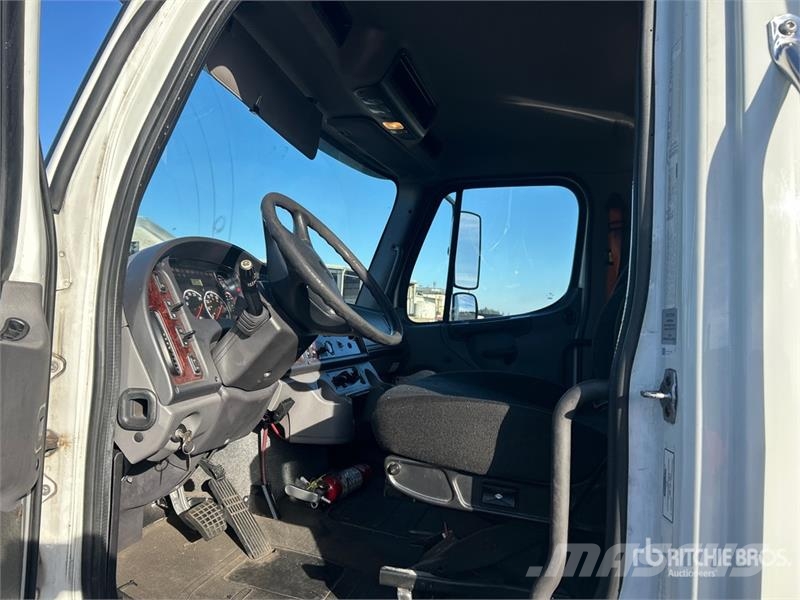 Freightliner M2 106 4x2 Van Truck Furgons