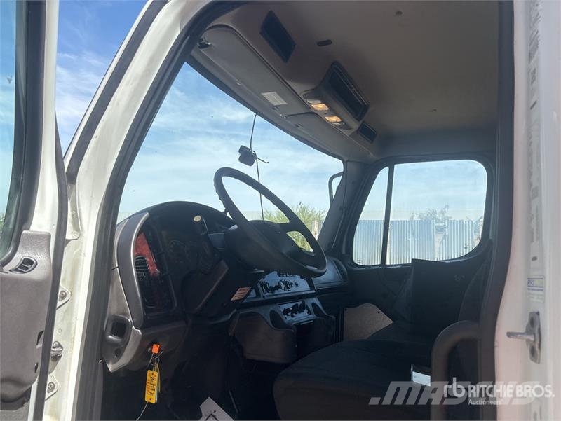 Freightliner M2 106 4x2 Van Truck Sunkvežimiai su dengtu kėbulu