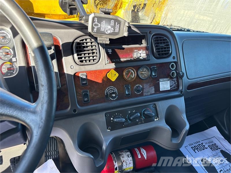 Freightliner M2 106 4x2 Van Truck Camiões de caixa fechada