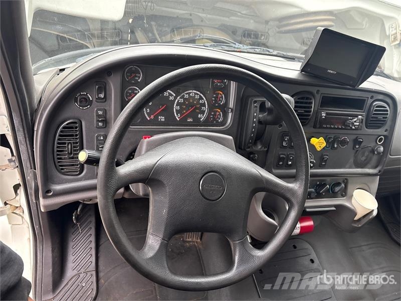 Freightliner M2 106 4x2 Van Truck (Inoperable) ボックスボディー、ウイング、箱車