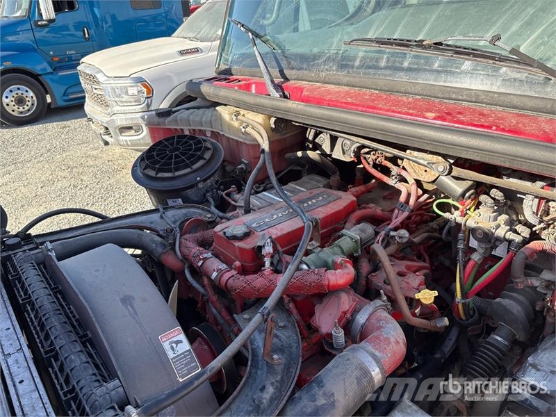Freightliner M2 106 4x2 Van Truck Грузовики-Фургоны
