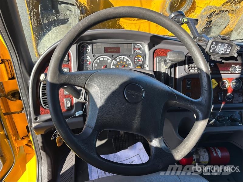 Freightliner M2 106 4x2 Van Truck Camiões de caixa fechada