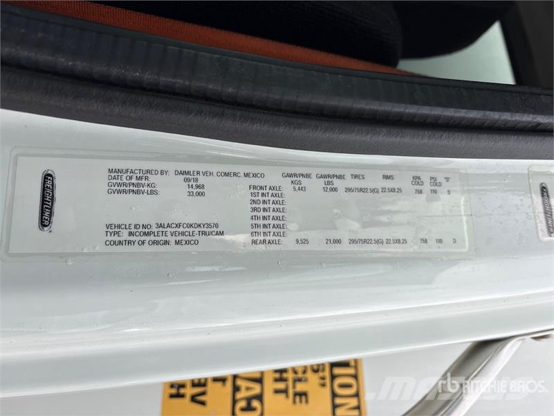 Freightliner M2 106 4x2 Van Truck (Inoperable) ボックスボディー、ウイング、箱車