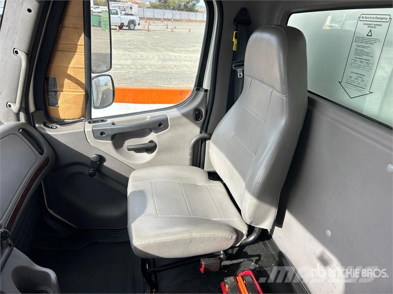 Freightliner M2 106 4x2 Van Truck 貨箱式卡車