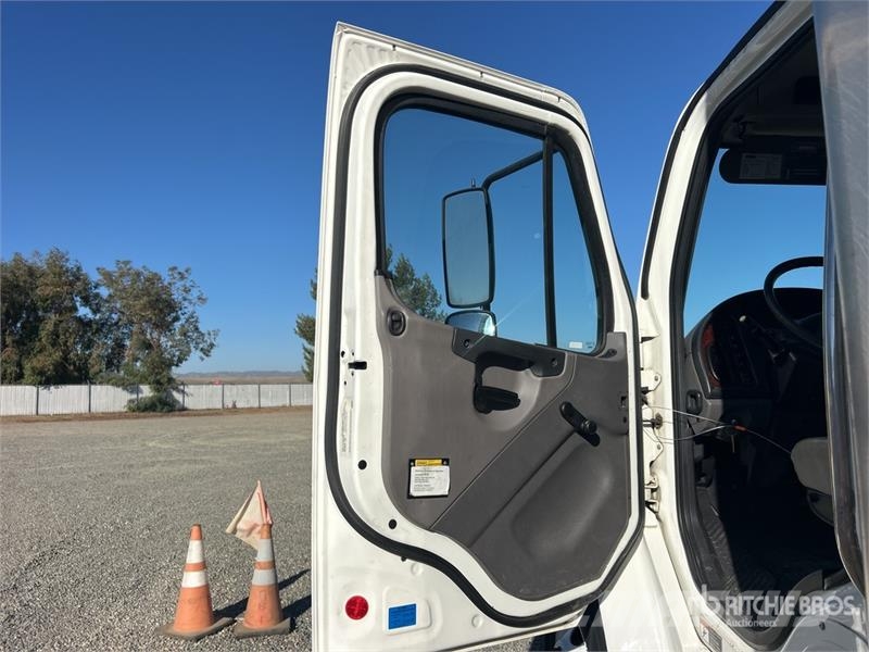 Freightliner M2 106 4x2 Van Truck Tovornjaki zabojniki