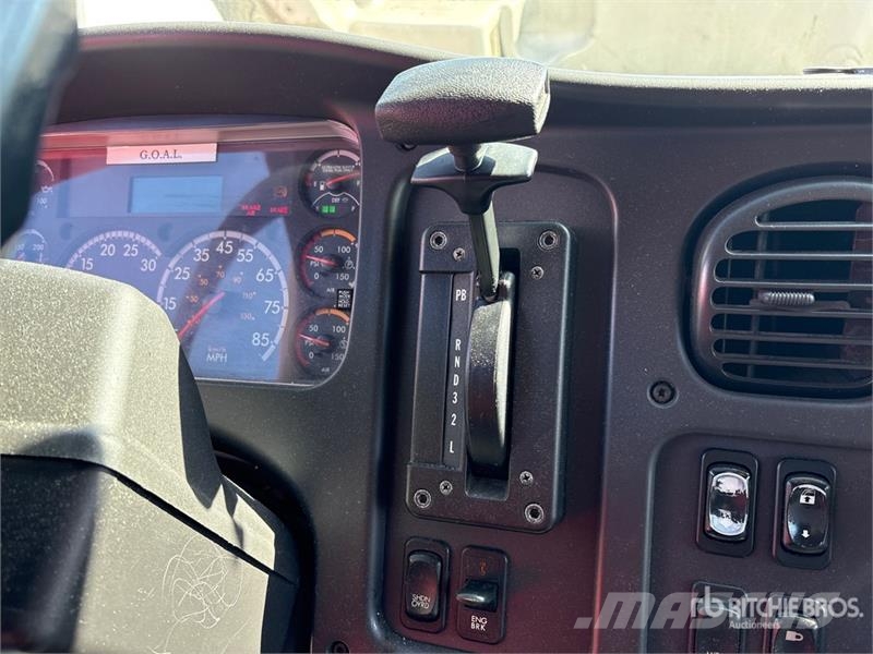 Freightliner M2 106 4x2 Van Truck Kapali kasa kamyonlar