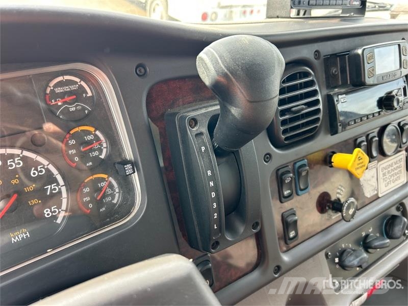 Freightliner M2 106 4x2 Van Truck 貨箱式卡車