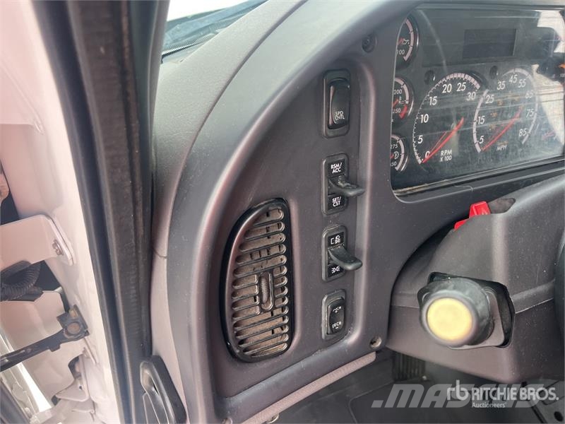 Freightliner M2 106 4x2 Moving Van Truck Umpikorikuorma-autot