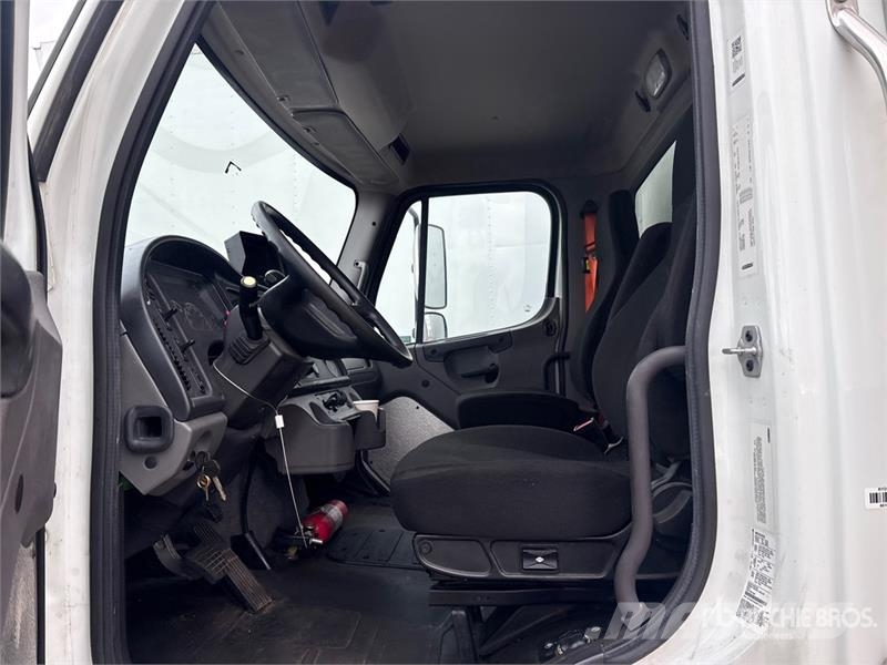 Freightliner M2 106 4x2 Van Truck (Inoperable) ボックスボディー、ウイング、箱車