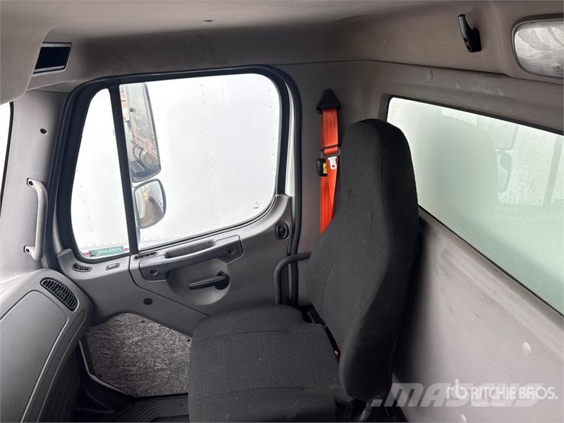 Freightliner M2 106 4x2 Van Truck (Inoperable) ボックスボディー、ウイング、箱車