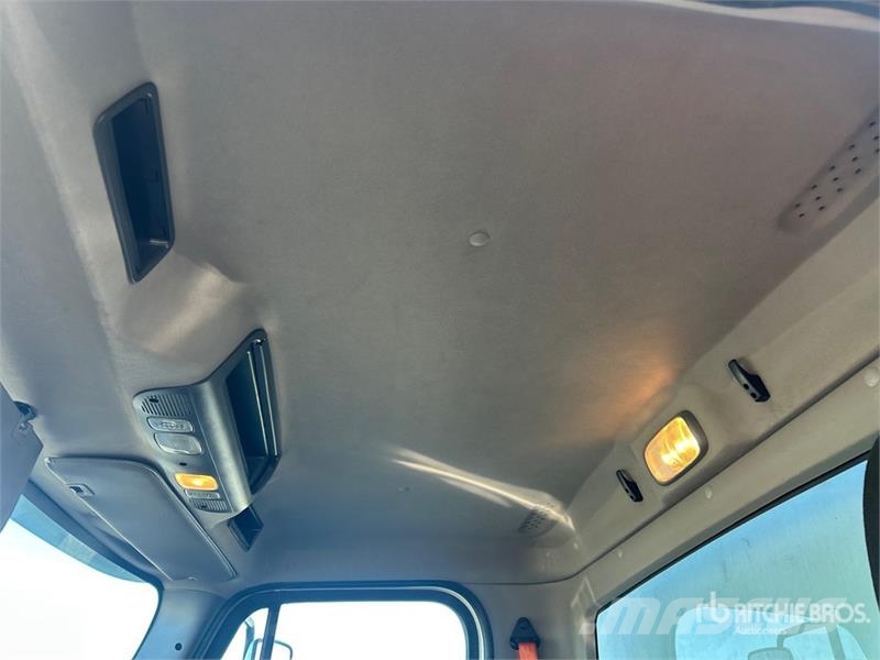 Freightliner M2 106 4x2 Van Truck Furgons