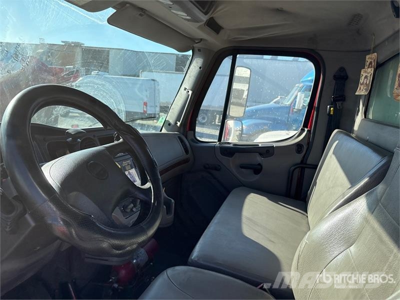 Freightliner M2 106 4x2 Van Truck Грузовики-Фургоны