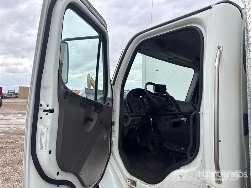Freightliner M2 106 4x2 Van Truck (Inoperable) ボックスボディー、ウイング、箱車