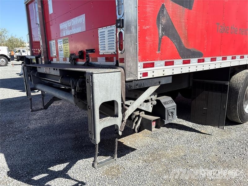 Freightliner M2 106 4x2 Van Truck Kapali kasa kamyonlar