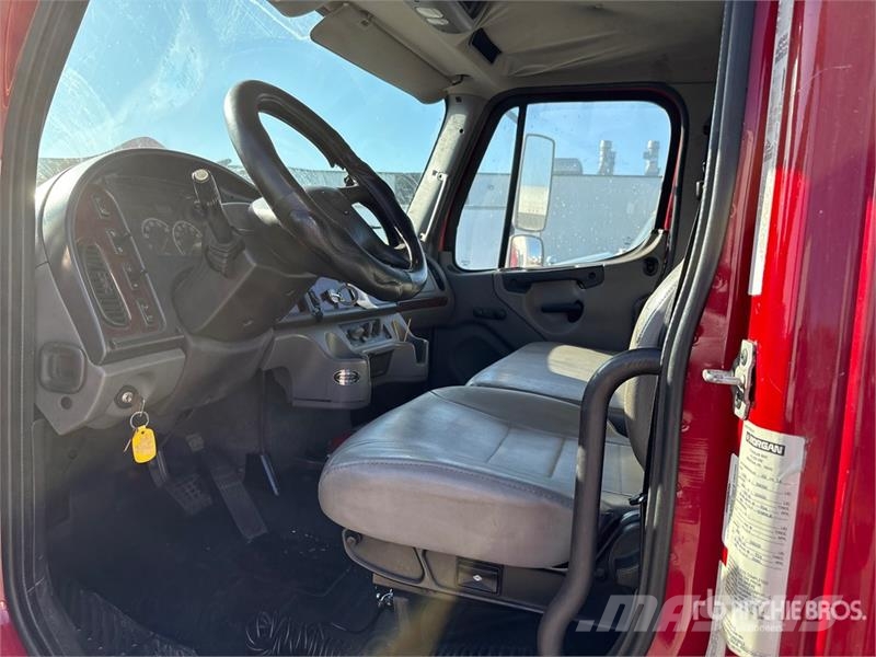 Freightliner M2 106 4x2 Van Truck Грузовики-Фургоны