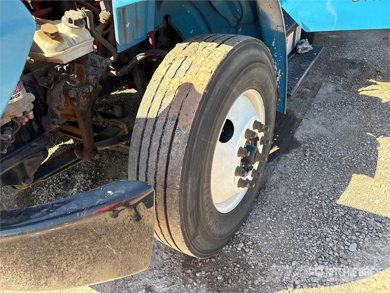 Freightliner M2 106 4x2 Van / Box Van Truck Фургони