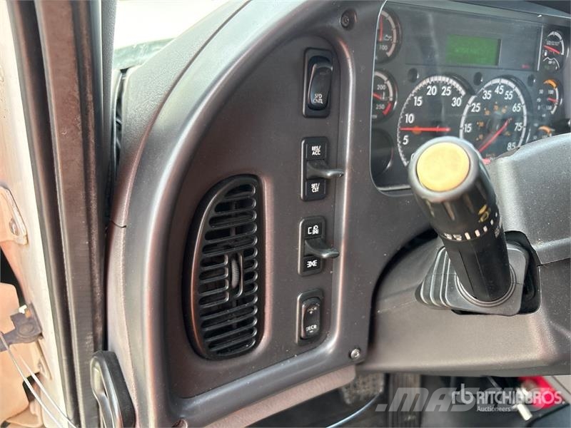 Freightliner M2 106 4x2 Van Truck Bakwagens met gesloten opbouw