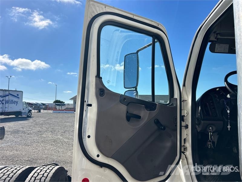Freightliner M2 106 4x2 Van Truck Furgons