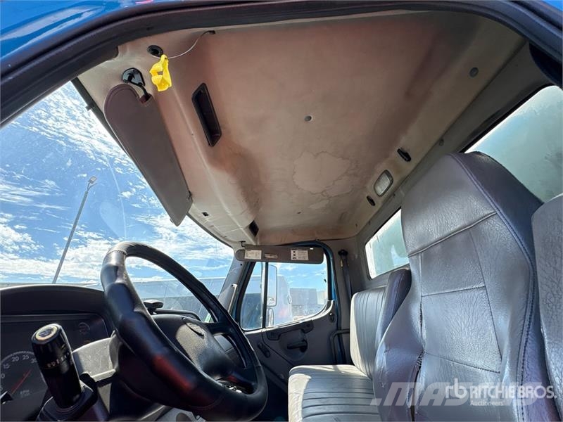 Freightliner M2 106 4x2 Van / Box Van Truck Фургони