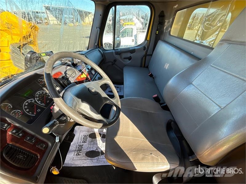 Freightliner M2 106 4x2 Van Truck Camiões de caixa fechada