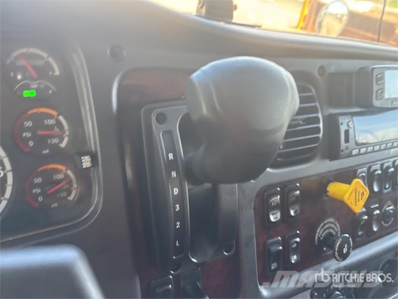 Freightliner M2 106 4x2 Van Truck Sunkvežimiai su dengtu kėbulu