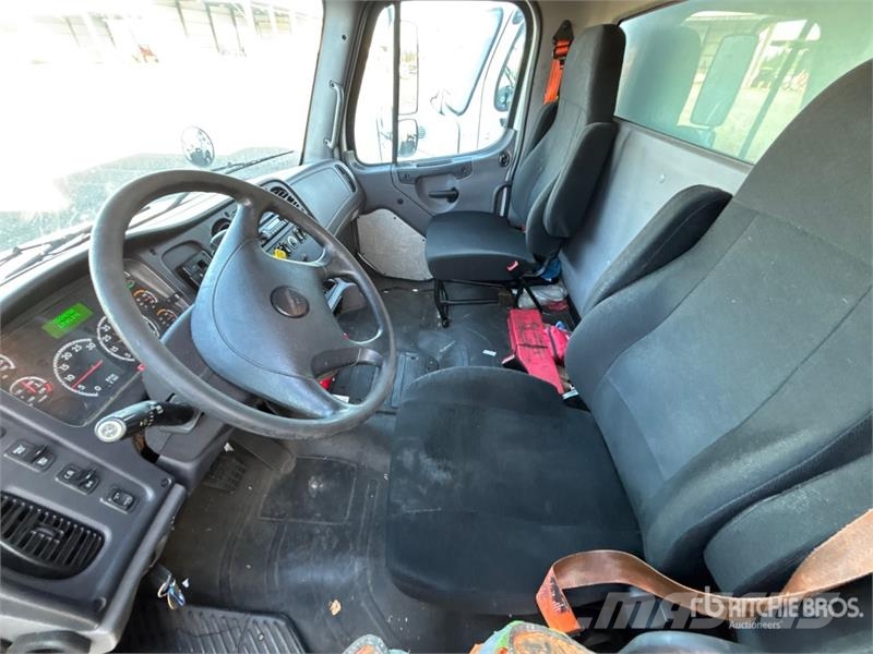 Freightliner M2 106 4x2 Van Truck Furgons