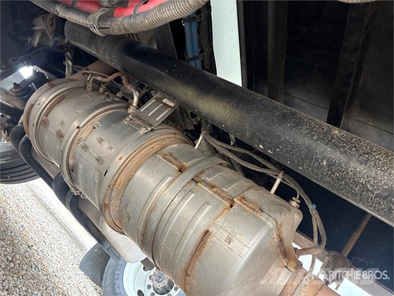 Freightliner M2 106 4x2 Van Truck (Inoperable) ボックスボディー、ウイング、箱車