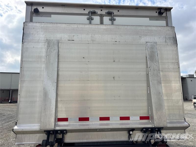 Freightliner M2 106 4x2 Van Truck Tovornjaki zabojniki