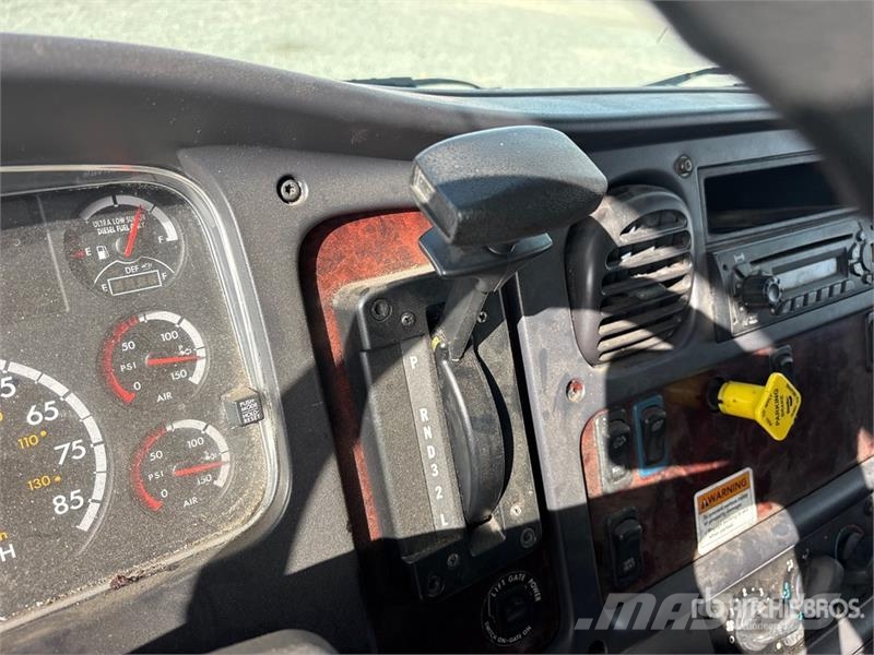 Freightliner M2 106 4x2 Van Truck Tovornjaki zabojniki
