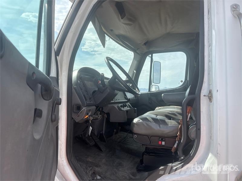 Freightliner M2 106 4x2 Moving Van Truck Tovornjaki zabojniki