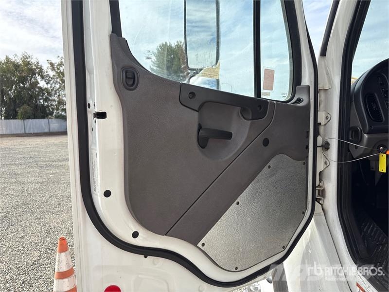 Freightliner M2 106 4x2 Van Truck Bakwagens met gesloten opbouw