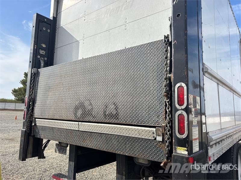Freightliner M2 106 4x2 Van Truck Tovornjaki zabojniki