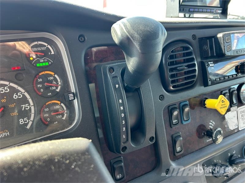 Freightliner M2 106 4x2 Van Truck Furgons