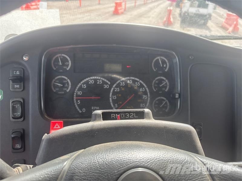 Freightliner M2 106 4x2 Moving Van Truck Tovornjaki zabojniki