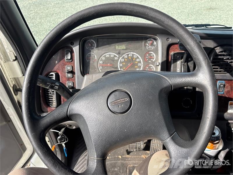 Freightliner M2 106 4x2 Van Truck Tovornjaki zabojniki