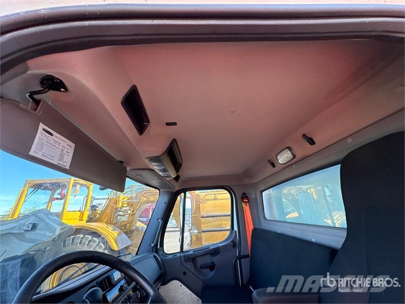 Freightliner M2 106 4x2 Van Van Truck Camion cassonati