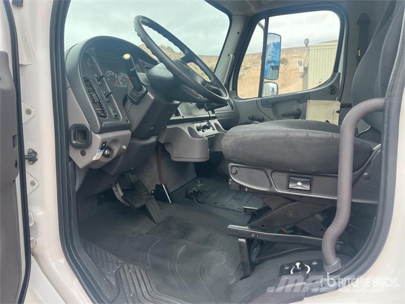 Freightliner M2 106 4x2 Moving Van Truck Umpikorikuorma-autot