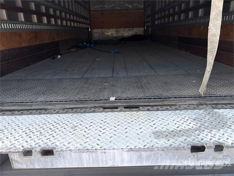 Freightliner M2 106 4x2 Van Truck Bakwagens met gesloten opbouw
