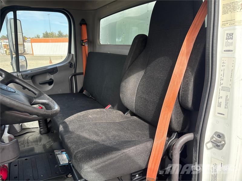 Freightliner M2 106 4x2 Van Truck Bakwagens met gesloten opbouw